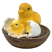 FIGURKA WIELKANOCNA - KURCZAK Z JAJKIEM  W KOSZYCZKU